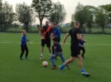 Laatste training S.K.N.W.K. JO9-1 van seizoen 2022-2023 (partijtje tegen de ouders) (129/178)